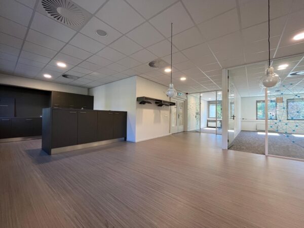Moderne, lichte kantoorruimte aan de Barchman Wuytierslaan met glazen wanden en ingebouwde kasten.